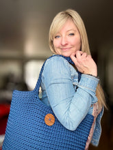 Charger l'image dans la galerie, Sac fourre-tout fait à la main - Bleu denim - sur commande