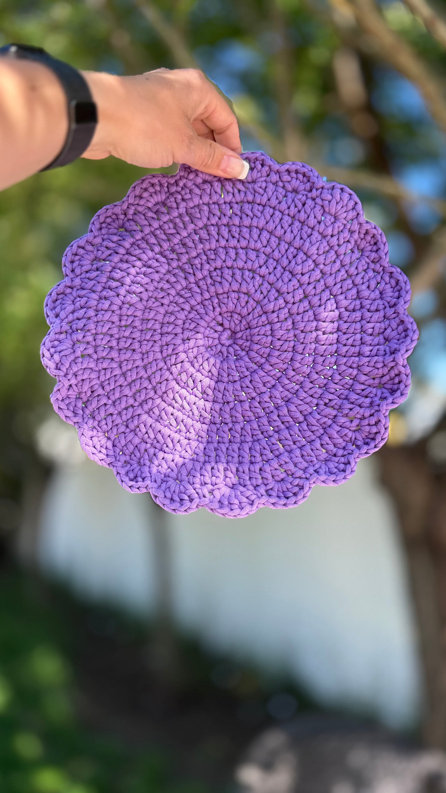 Sous-plat au crochet mauve