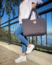 Charger l'image dans la galerie, *COMPLET* PRÉ-COMMANDE: Sac fourre-tout fait à la main - Couleur au choix