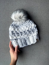 Charger l'image dans la galerie, Tuque Snowflake - Sur commande