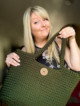 Charger l'image dans la galerie, *COMPLET* PRÉ-COMMANDE: Sac fourre-tout fait à la main - Couleur au choix