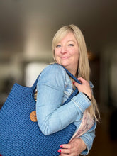 Charger l'image dans la galerie, Sac fourre-tout fait à la main - Bleu denim - sur commande