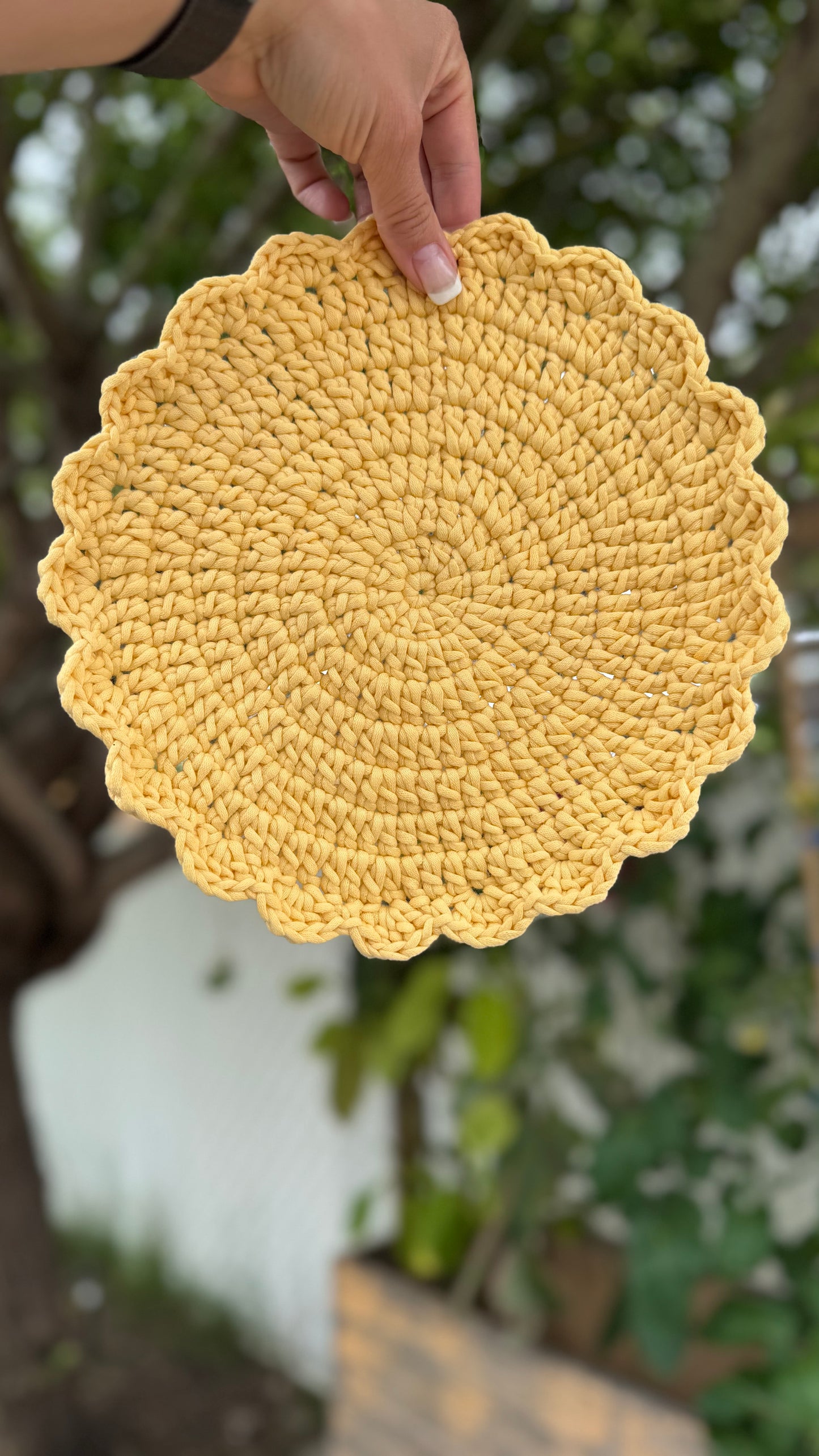 Sous-plat au crochet jaune