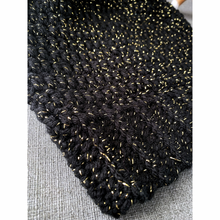 Charger l'image dans la galerie, Tuque molle (beanie mince) - noire avec fil doré - Sur commande