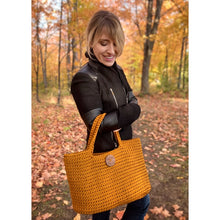 Charger l'image dans la galerie, *COMPLET* PRÉ-COMMANDE: Sac fourre-tout fait à la main - Couleur au choix