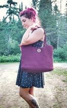 Charger l'image dans la galerie, *COMPLET* PRÉ-COMMANDE: Sac fourre-tout fait à la main - Couleur au choix