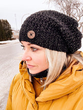 Charger l'image dans la galerie, Tuque molle (beanie mince) - noire avec fil doré - Sur commande