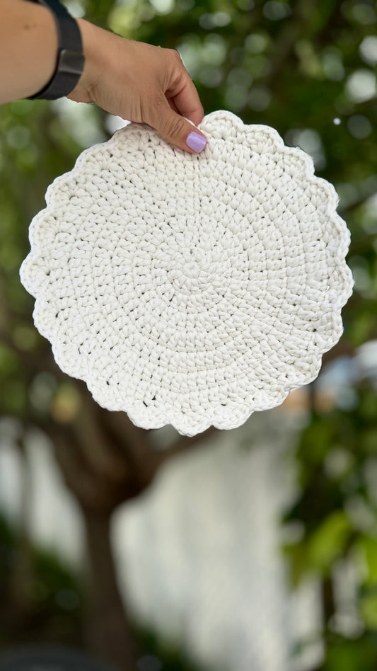 Sous-plat décoratif au crochet blanc