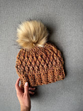 Load image into Gallery viewer, Tuque récolte d’alpaga - Prêt à partir
