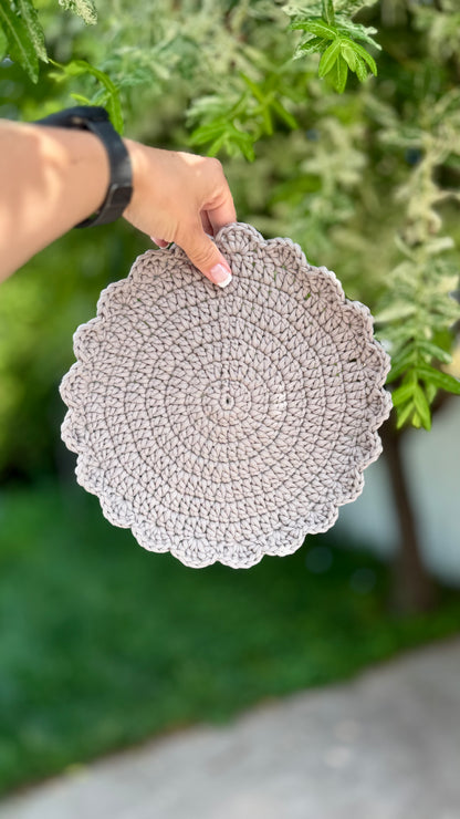 Sous-plat décoratif au crochet gris