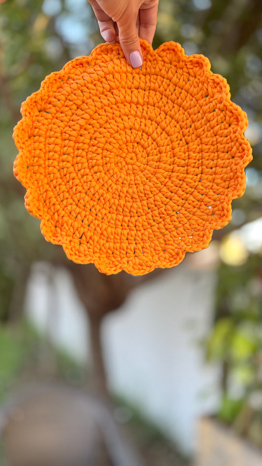 Sous-plat décoratif au crochet orange