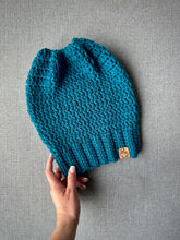Load image into Gallery viewer, Tuque molle (beanie) mince - bleue - Prêt à partir
