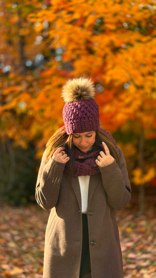 Tuque à pompon - Cassis - Fait à la main - Prêt à partir