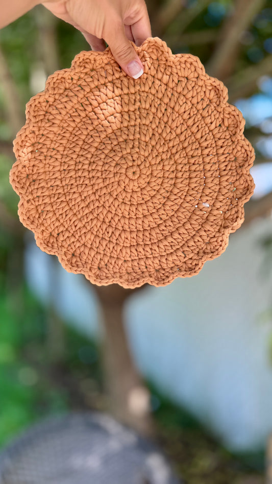 Sous-plat décoratif au crochet caramel