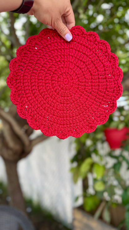 Sous-plat décoratif au crochet rouge
