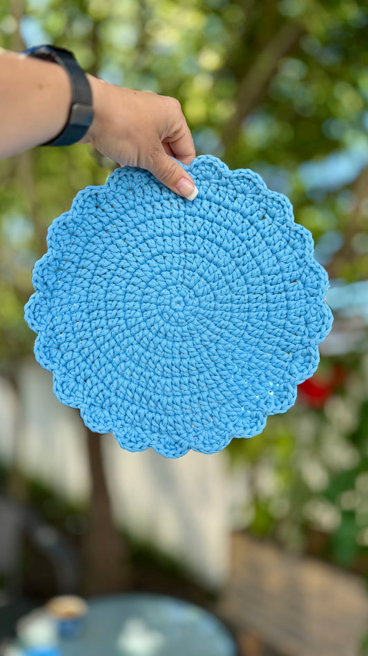 Sous-plat décoratif au crochet bleu pâle