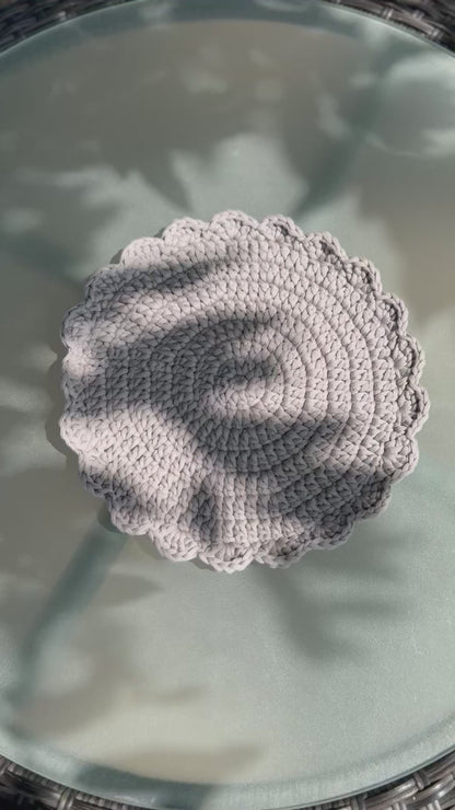 Sous-plat décoratif au crochet gris